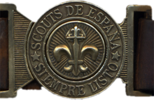 Belt buckle of defunct Spanish Scouting association Hebilla Scouts de Espana.png
