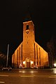 Aftenbillede af Helleruplund Kirke ved juletid med udsmykning