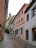 Residential house in closed development with side wing in the courtyard