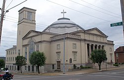 Řecká pravoslavná církev Nejsvětější Trojice, Steubenville, Ohio 13. července 2012.JPG