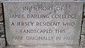 nrf: Par Howard Davis, Jèrri - pliaque James Darling Colledge English: Howard Davis Park, Jersey - plaque James Darling Colledge