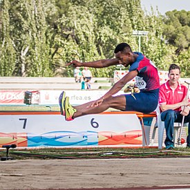 Jean Marie Okutu efectuando un salto