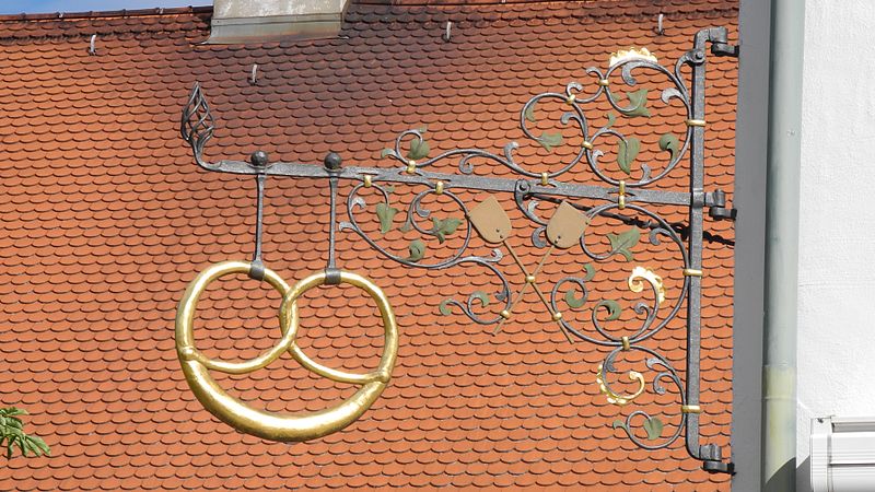 File:Illerbeuren - Bäckerei-Schild Brezel.JPG