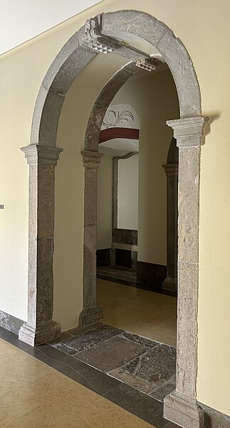 File:Interior archway.jpg