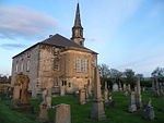 Inveresk Village, St. Michaels Kirk (Kirche von Schottland) mit Friedhofsmauern, Geländern und Pfeilern