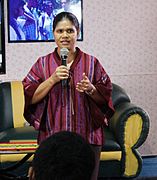 Osttimors First Lady Isabel da Costa Ferreira in einer modernen Bluse aus einem Tais