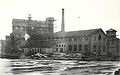 Jämsänkosken sellutehdas rakenteilla 1897. Vuonna 1895 käynnistetty ensimmäinen tehdas paloi 1896.[1]