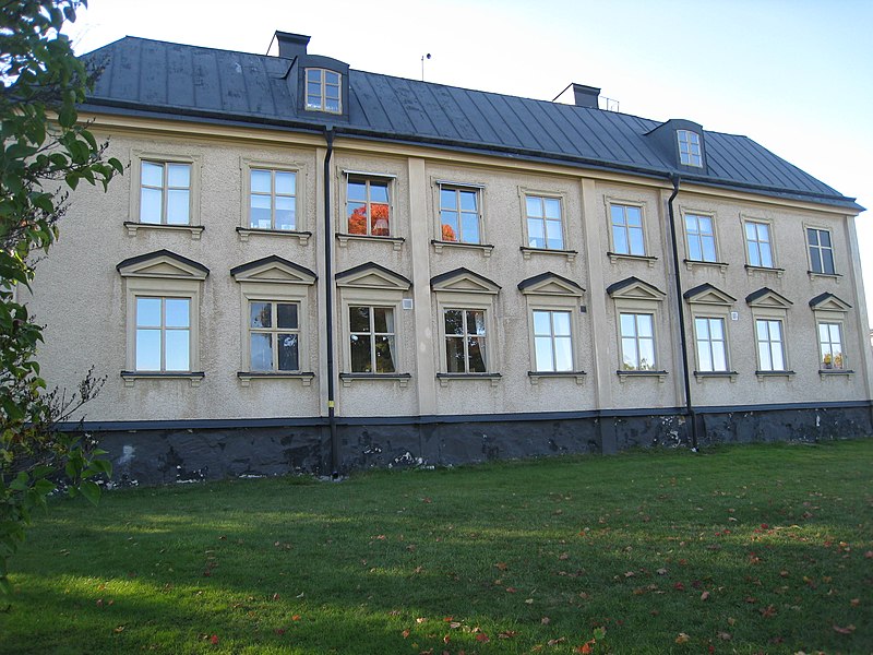 File:Jakobsbergs folkhögskola, huvudbyggnaden från öster, 2013c.jpg