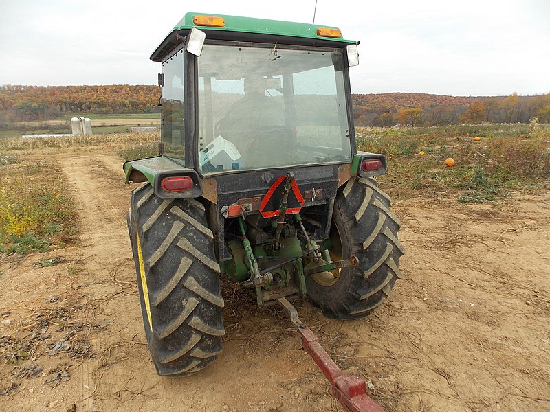 File:John Deere Tractor (126311967).jpeg