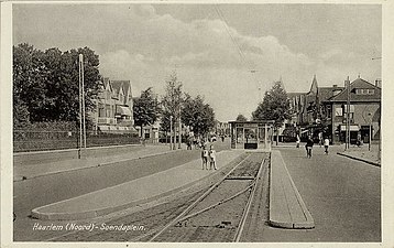 Het Soendaplein ziende naar het noorden met kopeindpunt van tramlijn 1; links het gietijzeren hek van de begraafplaats, 1930