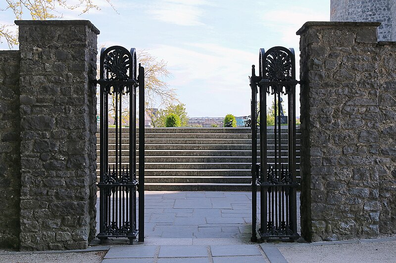 File:Kilkenny Castle, The Parade, Kilkenny (506845) (29010751846).jpg