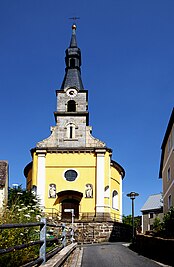 Die dem Tal zugewandte Vorderseite der Kirche