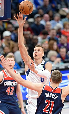 Kristaps Porzingis suzgichi (kesilgan) .jpg