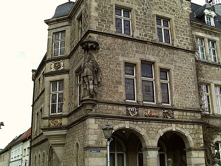 Lützen town hall with a statue of Gustavus Adolphus, and to the left below, a Swedish blazon