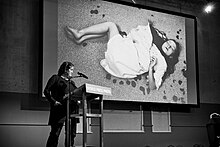 Carla Kogelman op het podium van World Press Photo 2018 festival in Amsterdam