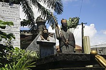 Statue of King Akwa in front of the King Akwa Museum LT32 (1) Monument des roi d'akwa.JPG