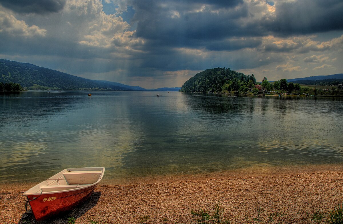 1200px Lac_de_joux_with_clouds