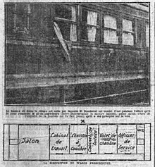 Photo en noir et blanc d’une voiture de chemin de fer avec une fenêtre à guillotine ouverte et son rideau flottant ; en-dessous, un schéma de l’intérieur du wagon