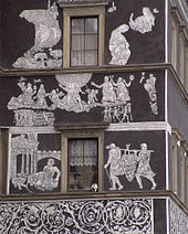 Hausfassade am Marktplatz mit Sgraffito-Verzierungen