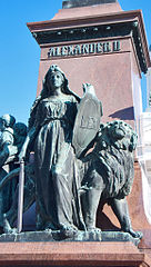 Laki-veistos patsaan jalustan eteläisellä sivulla.