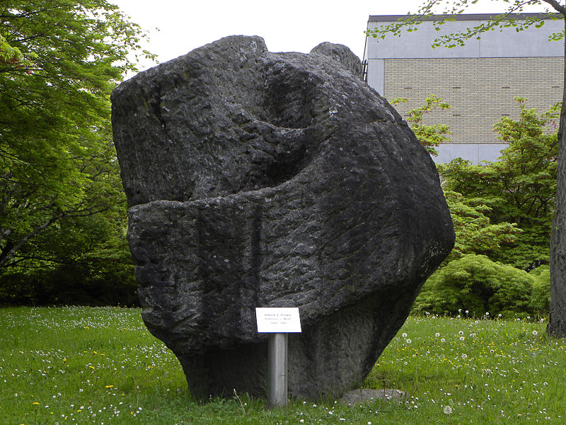 File:Linz-StMagdalena - Universitätspark - Steinskulptur ohne Titel - von Alfred J Hager.jpg