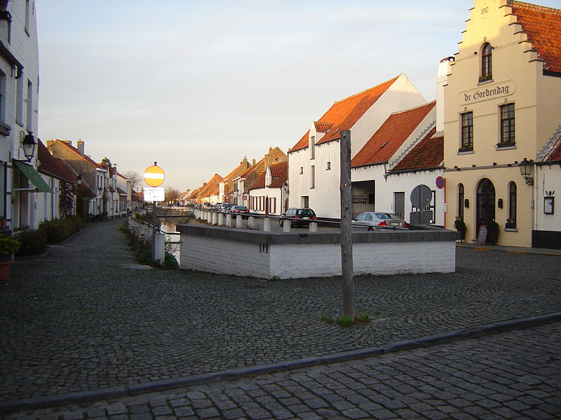 File:Lissewege - Lisseweegs Vaartje and street.jpg