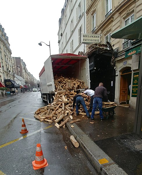 https://upload.wikimedia.org/wikipedia/commons/thumb/2/22/Livraison_bois_Paris_2018.jpg/488px-Livraison_bois_Paris_2018.jpg