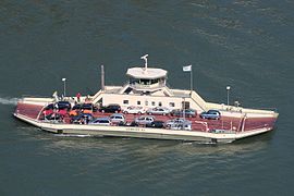 Pendelfergen «Loreley VI» på Rhinen mellom Sankt Goar og Sankt Goarshausen