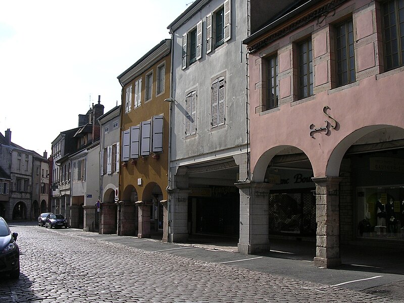 File:Louhans Les arcades2.JPG