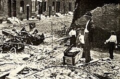 Employés de Lubin surveillant la destruction du coffre-fort du film, juin 1914.jpg