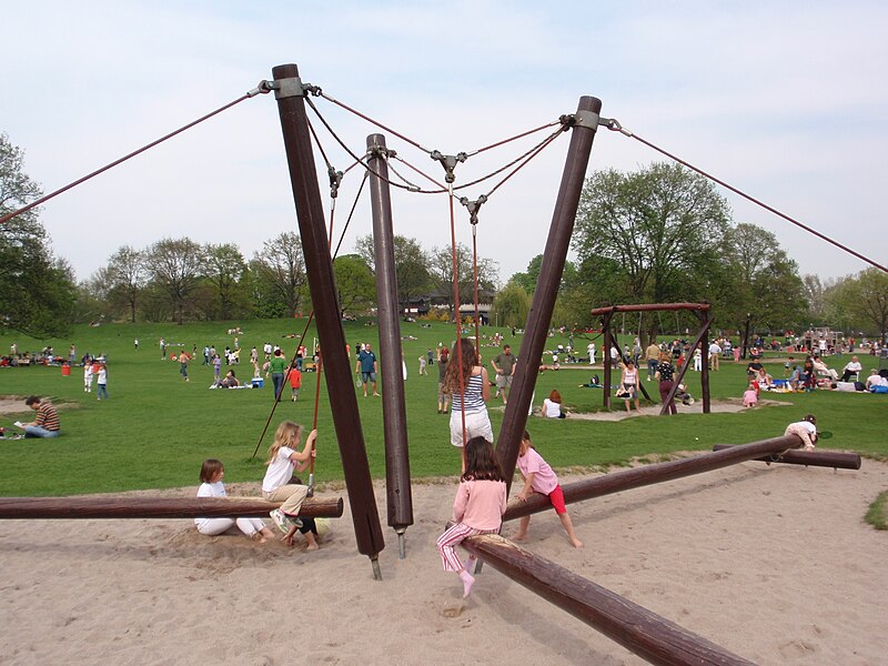 File:Luisenpark herbeja balancejo.jpg