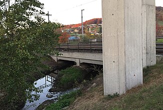 Süssbach bei Hausen vasúti híddal;  a közúti híd jobb oszlopa