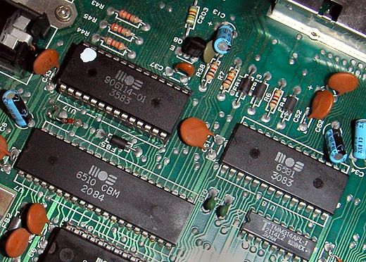 Foto van het inwendige van de Commodore 64 waarop enkele belangrijke circuits van MOS Technology: de 6510 en de 6581 (SID)