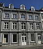 Huis met statige lijstgevel van Naamse steen in Lodewijk XVI-stijl.