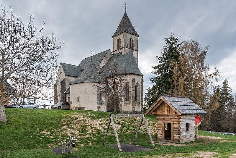 File:Magdalensberg Wolfgangkapelle und Filialkirche hll. Helena und Maria Magdalena O-Ansicht 15042022 2490.jpg