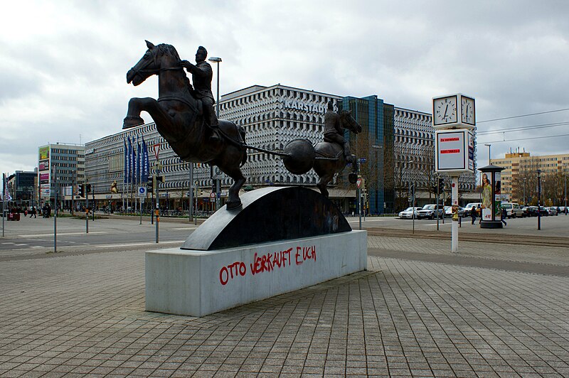 File:Magdeburger Halbkugeln am Ratswaageplatz.jpg