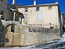 Maison en hauteur transformée en maison à terre avec adjonction du pigeonnier.