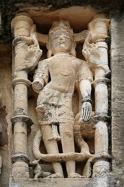 File:Man, sculpture with a broken arm, Neelkanth temple, Alwar district, Rajasthan, India.jpg