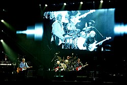 The Shadows в 2009 году на концерте в Манчестере.