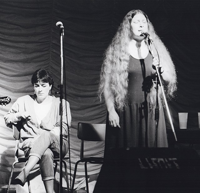 Black on stage with Dolores Keane at the Trowbridge Folk Festival 1985