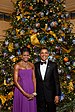 Michelle e Barack Obama posam em frente à árvore de Natal oficial da Casa Branca.jpg