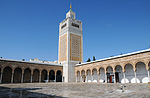Minaret et patio de la mosquée Zitouna au centre de la Médina de Tunis.jpg