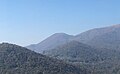 Hügel Bedeia mit Monte Rogoria im Hintergrund