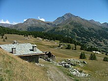 Monte Motta (a sinistra), la cima più elevata raggiunta dagli impianti di risalita di Sestriere