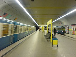 Station de métro de Munich Schwanthalerhöhe - Plate-forme avec trains.JPG