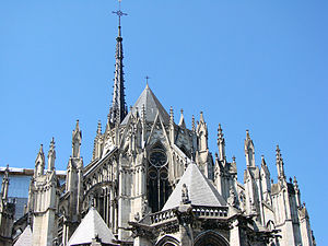Une vue du chevet de la cathédrale et de ses arcs-boutants ajourés à double volée.