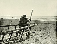 Коренной житель Аляски строит лодку с помощью тесла. Около 1900 года