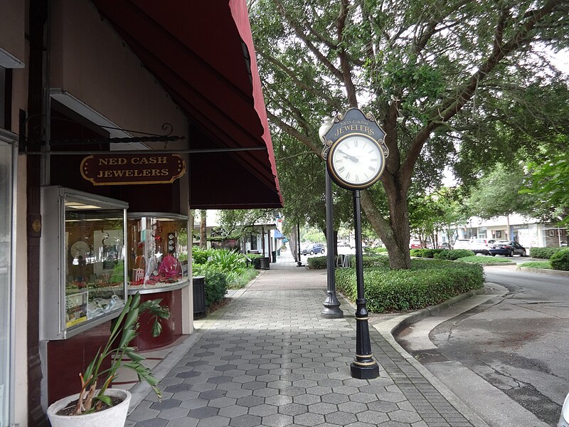 File:Ned Cash Jewelers Street Clock.JPG