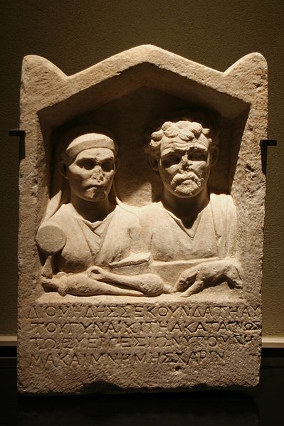 File:Neues Museum - Grabrelief des Diomedes und der Sekunda.jpg