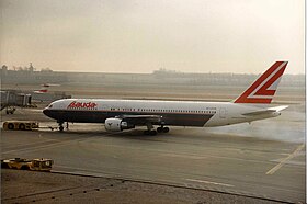 OE-LAV, le Boeing 767-300ER de Lauda Air impliqué dans l'accident, ici en 1989.